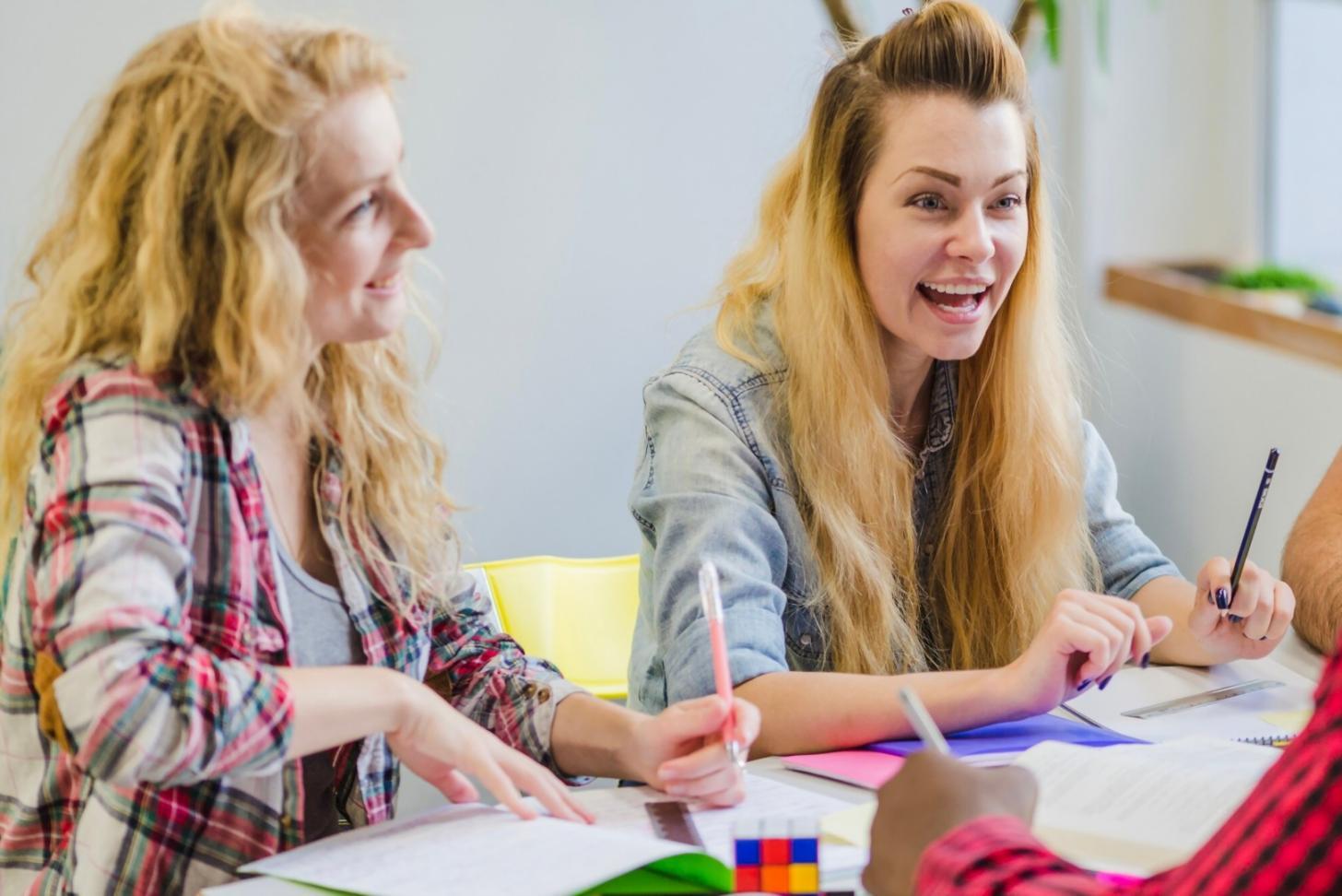 Finanzexpertin bei der Marktanalyse